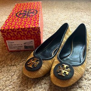 Tory Burch Reva Raffia Straw Flat in Natural/Tory Navy size 10.5